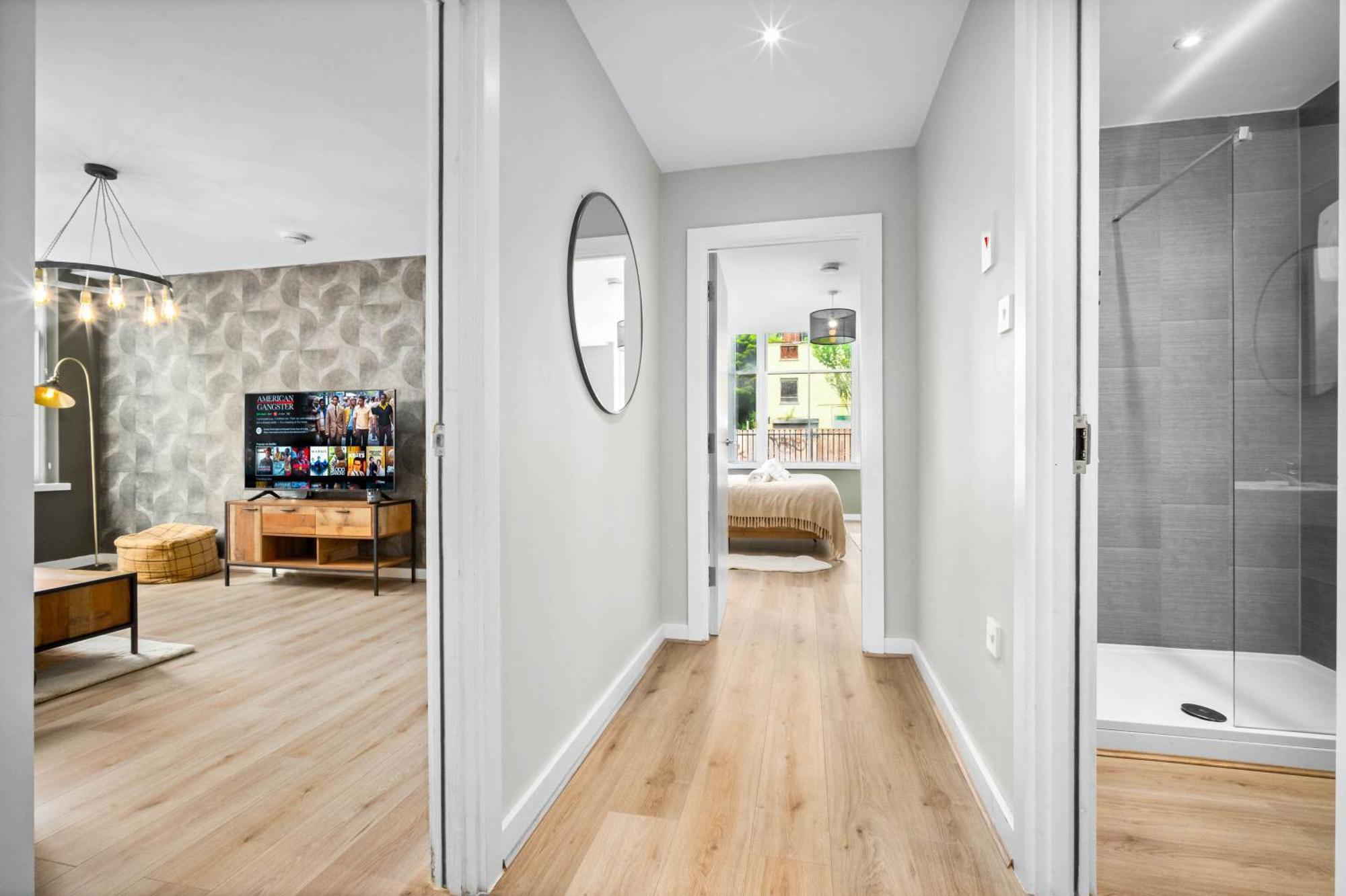 Apartment Luxe With Private Parking In Gated Complex - Close To Jq & Centre - Rated - 7sh *