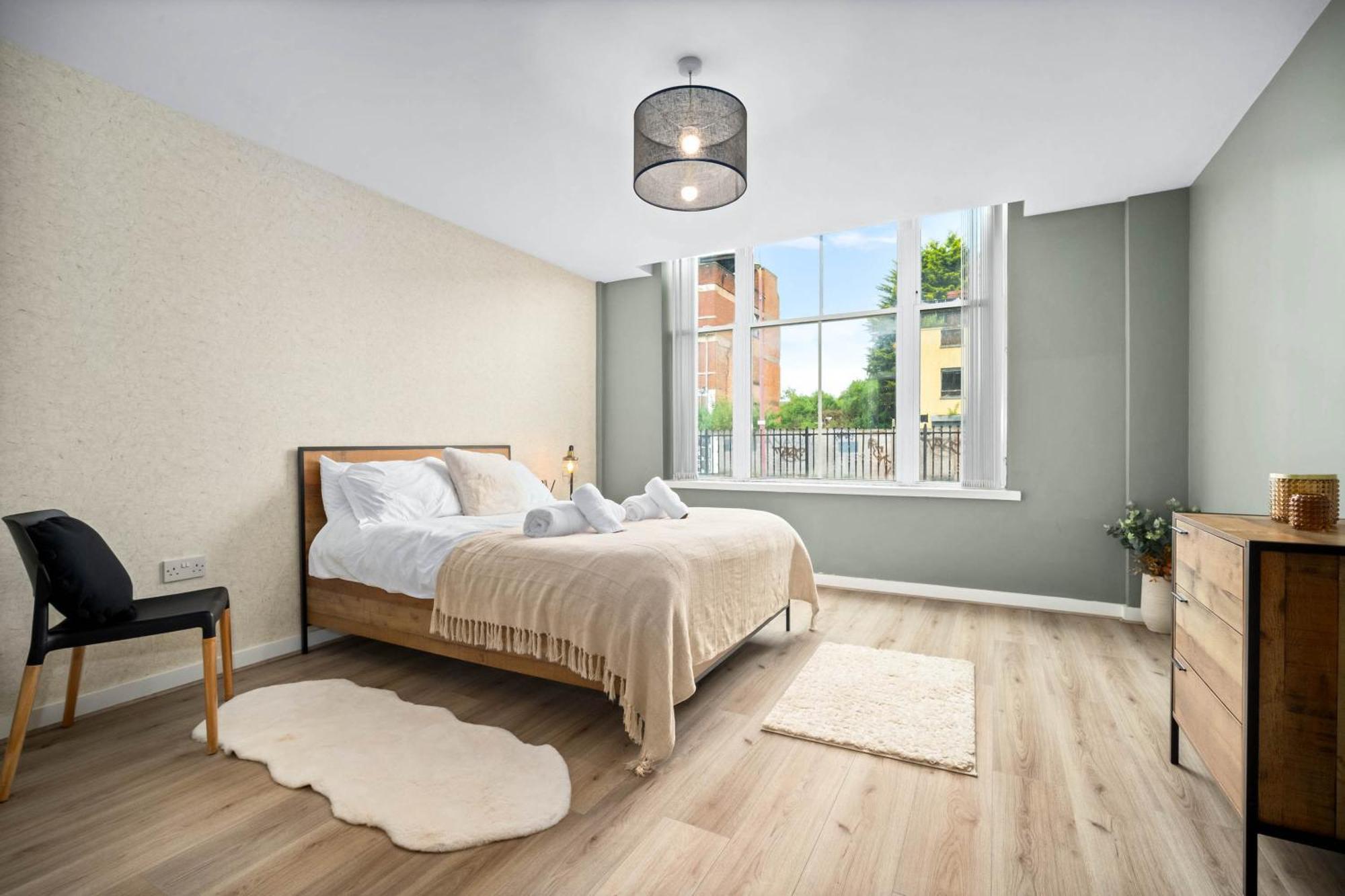 Luxe With Private Parking In Gated Complex - Close To Jq & Centre - Rated - 7sh
