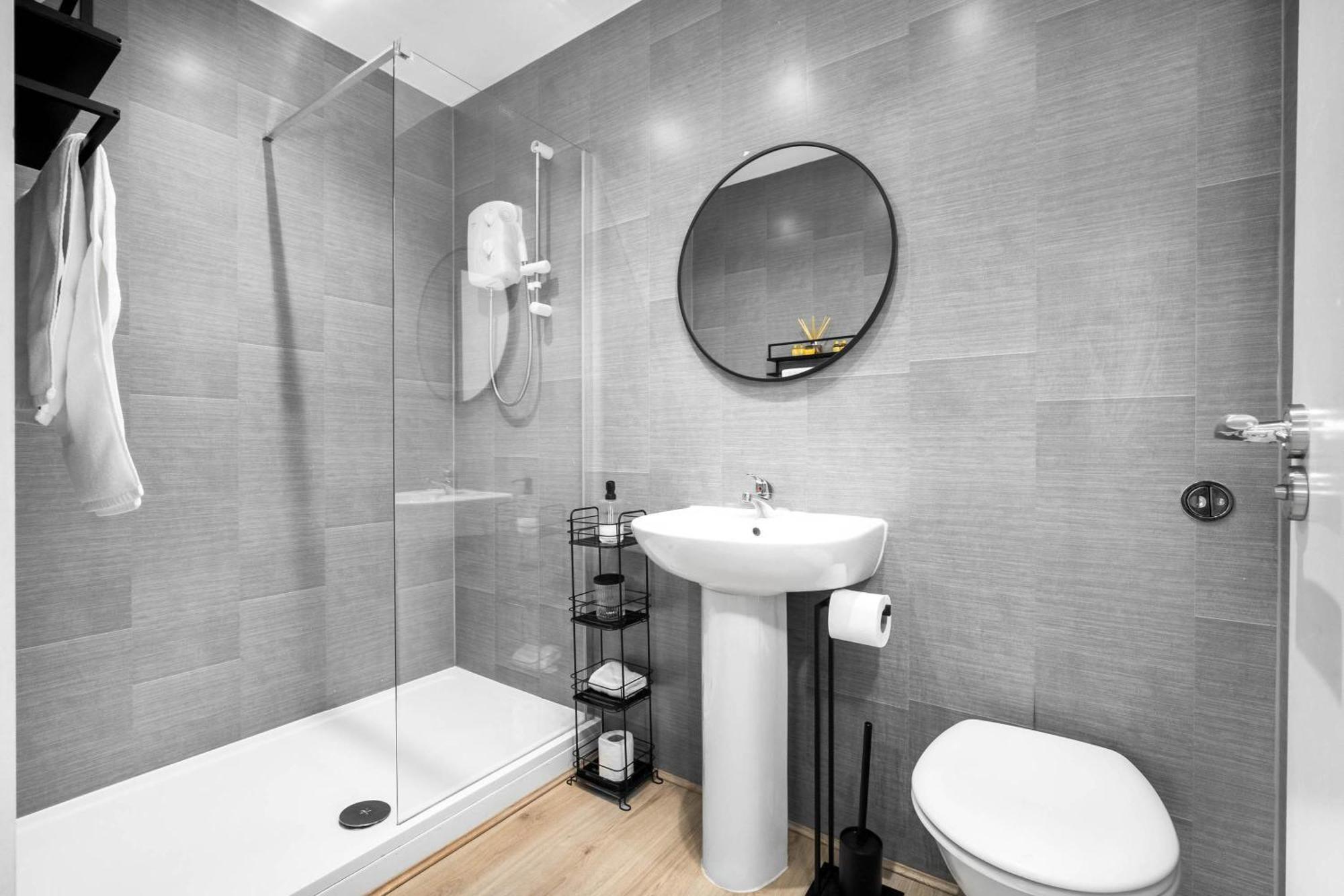 Apartment Luxe With Private Parking In Gated Complex - Close To Jq & Centre - Rated - 7sh