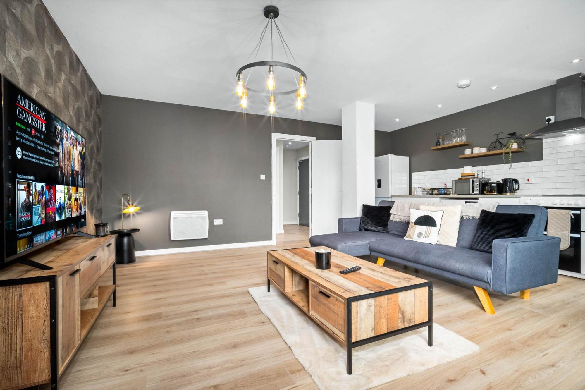 Luxe With Private Parking In Gated Complex - Close To Jq & Centre - Rated - 7sh