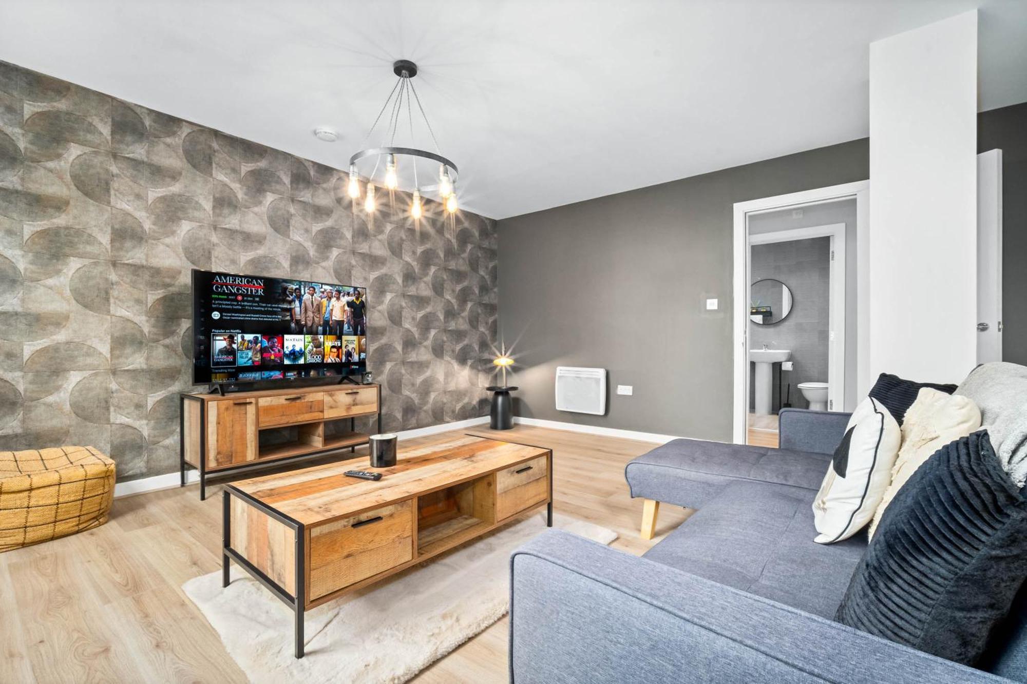 Luxe With Private Parking In Gated Complex - Close To Jq & Centre - Rated - 7sh Apartment *
