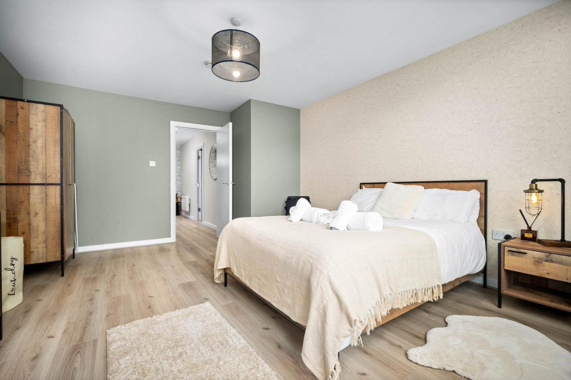 Apartment Luxe With Private Parking In Gated Complex - Close To Jq & Centre - Rated - 7sh *