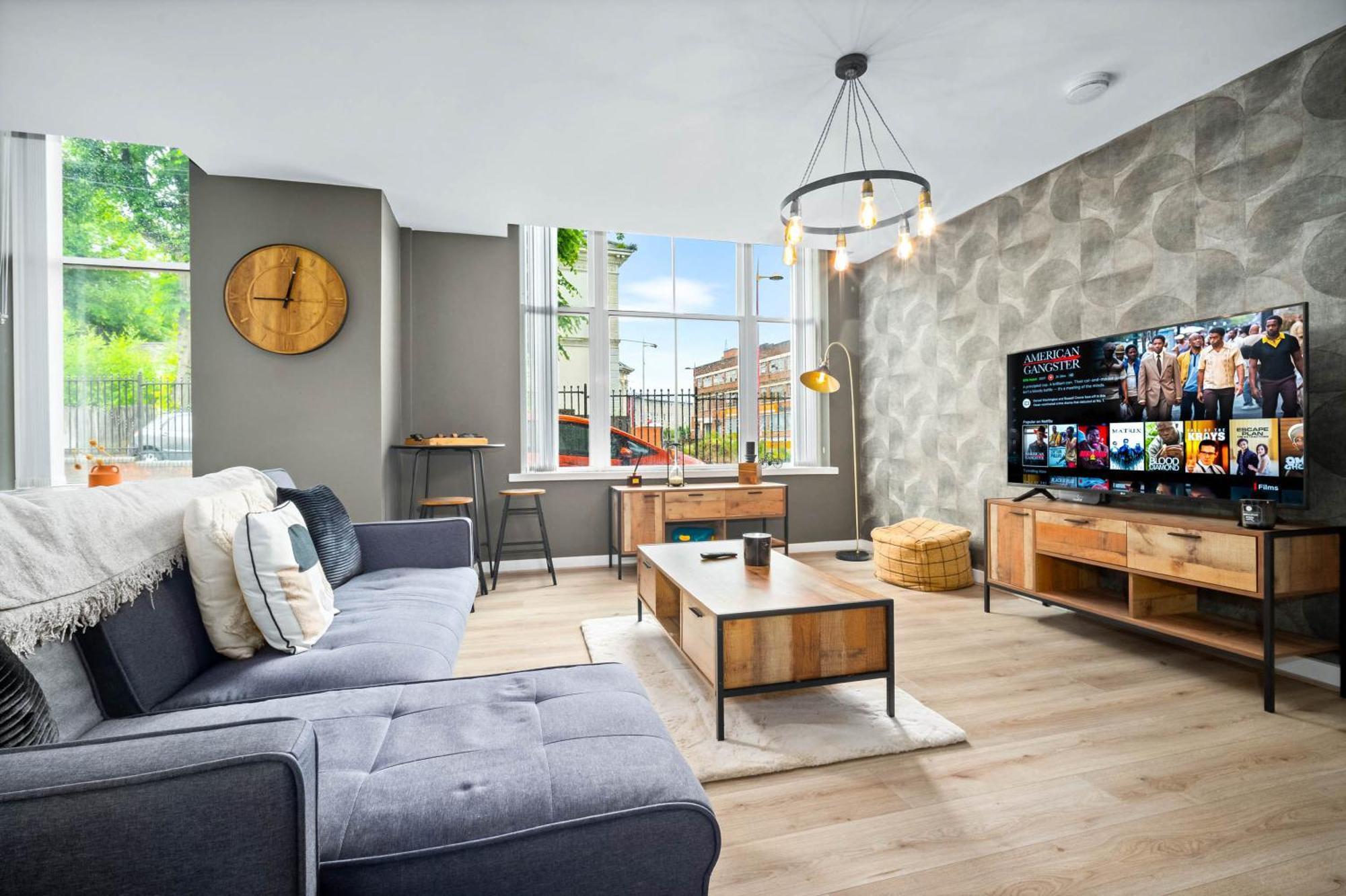 Luxe With Private Parking In Gated Complex - Close To Jq & Centre - Rated - 7sh