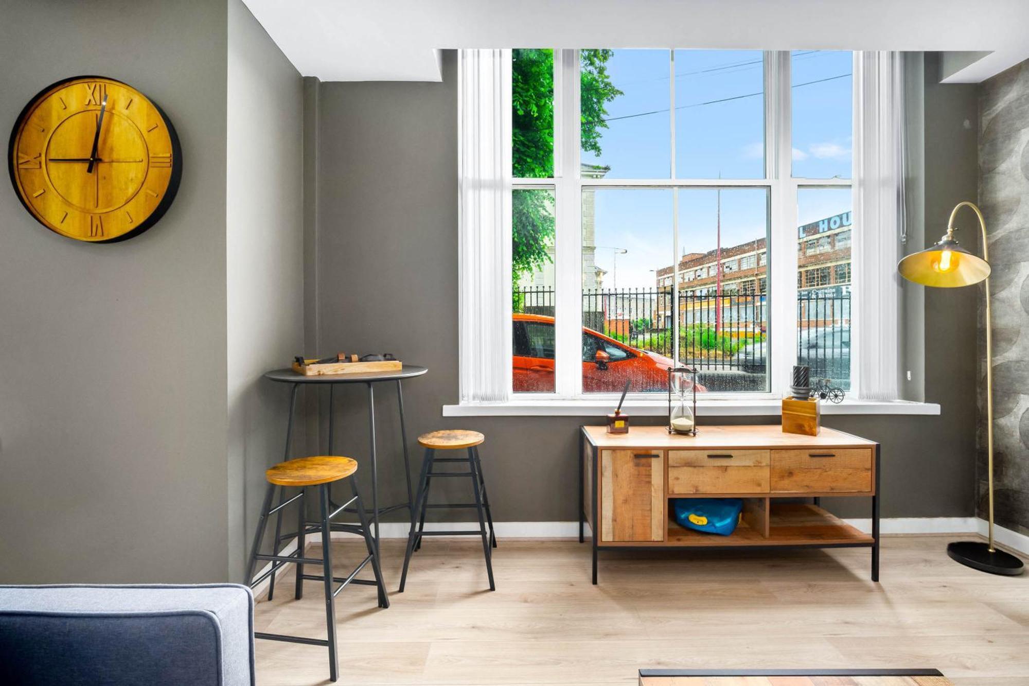 Apartment Luxe With Private Parking In Gated Complex - Close To Jq & Centre - Rated - 7sh