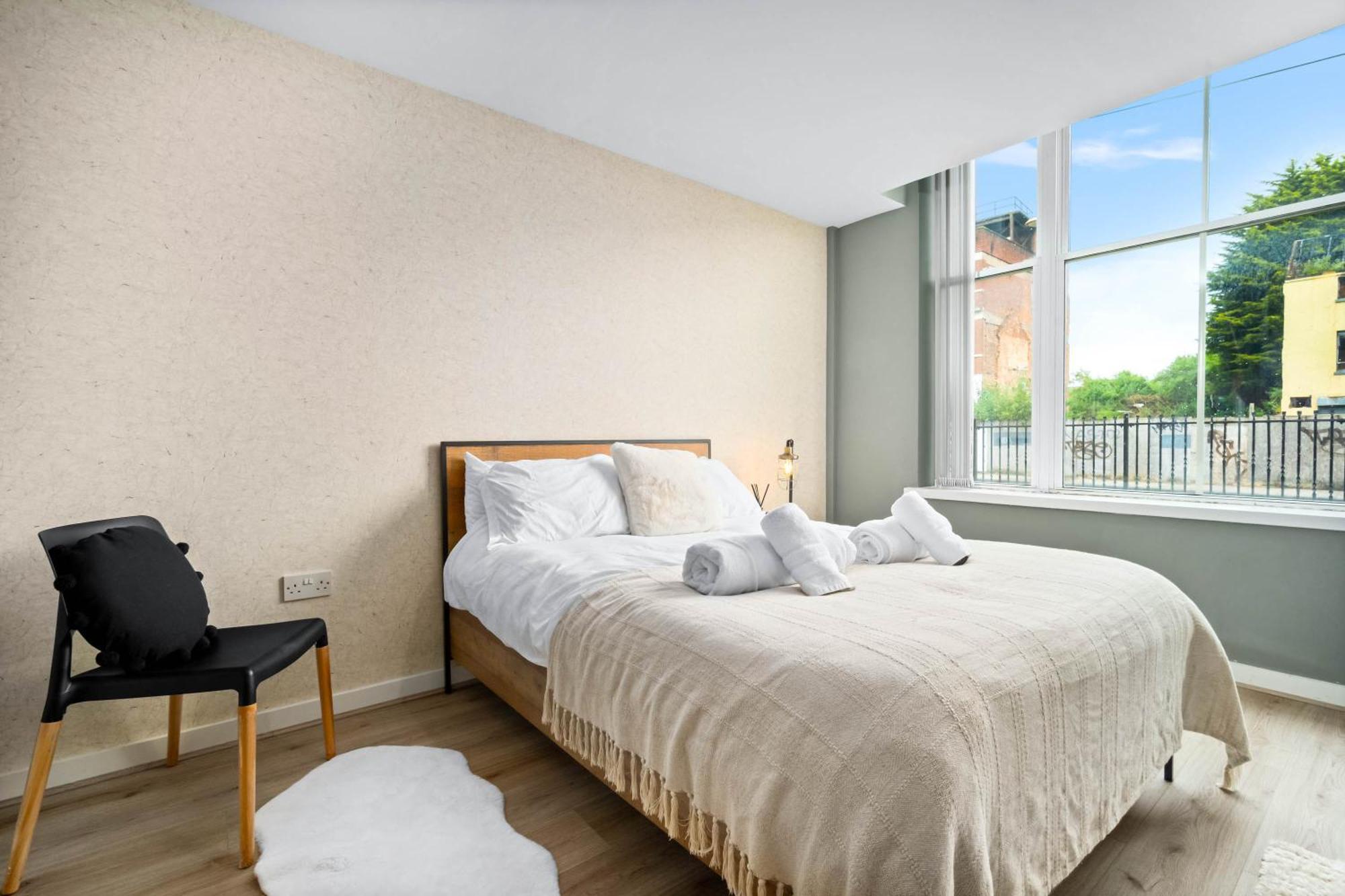 Apartment Luxe With Private Parking In Gated Complex - Close To Jq & Centre - Rated - 7sh *